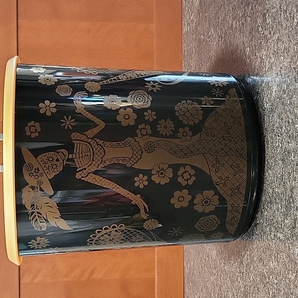Catrinas One Touch Canister- Tupperware